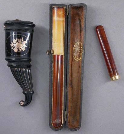 *Lot :
- fume-cigarette en bakélite, dans...