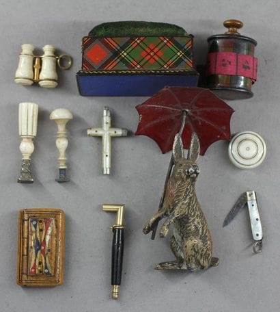 *Lot :
- Boite à aiguilles et mètre en carton...