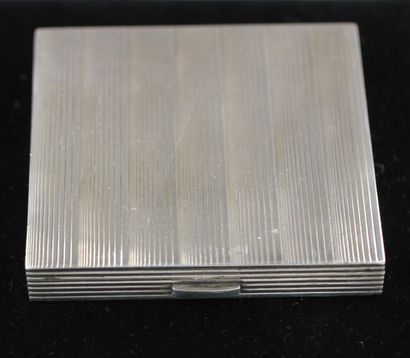 Poudrier carré en argent 950°/°°, pds brut...
