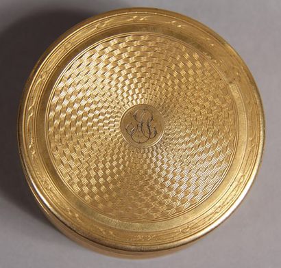Boite ronde en métal doré guilloché, chi...