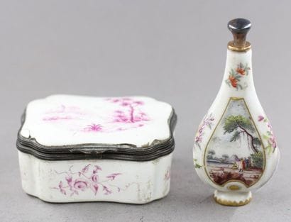 Lot : 
- Flacon à sel en porcelaine polychrome...