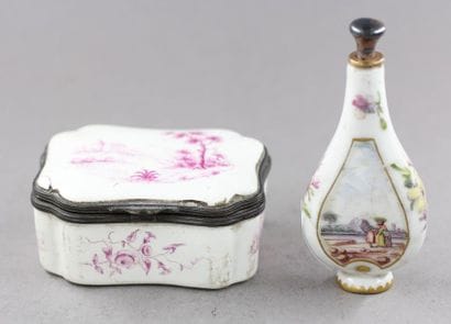 Lot : 
- Flacon à sel en porcelaine polychrome...