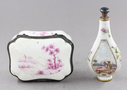 Lot : 
- Flacon à sel en porcelaine polychrome...