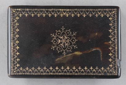 Boite rectangulaire en corne brune à décor...