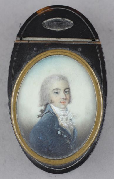Boite ovale en écaille brune ornée sur le...