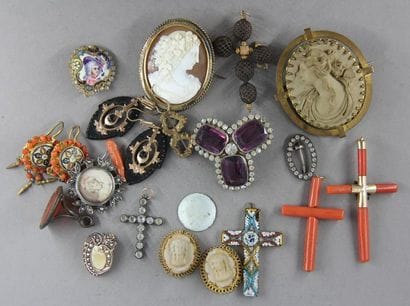 *Batch of brooches, cameos, intaglio, earrings...
