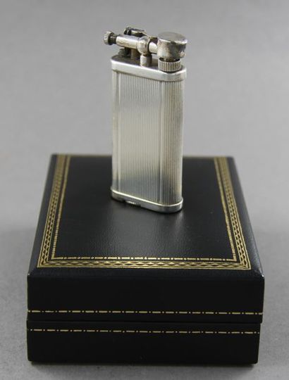 DUNHILL
Briquet en métal argenté dans son...