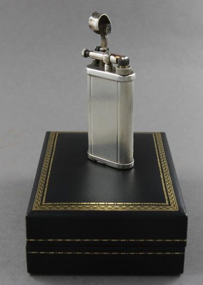 DUNHILL
Briquet en métal argenté dans son...