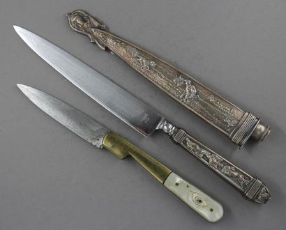 Lot :
- Couteau de chasse dans son fourreau...