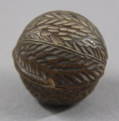 Boite couverte en bois naturel en forme de...