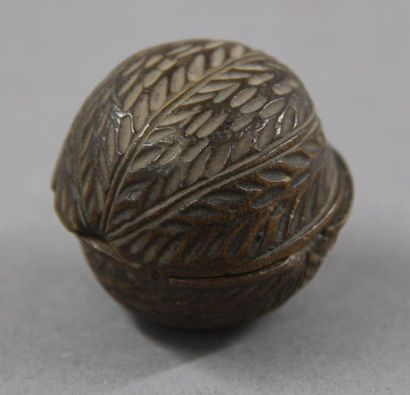Boite couverte en bois naturel en forme de...