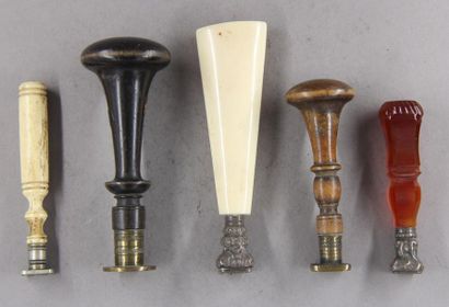 Cinq cachets en bois, pierre dure, os, r...