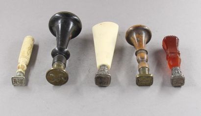 Cinq cachets en bois, pierre dure, os, r...