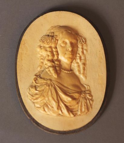 Bas-relief ovale représentant un buste de...