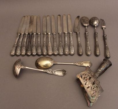 Partie de ménagère en argent et argent fourré...