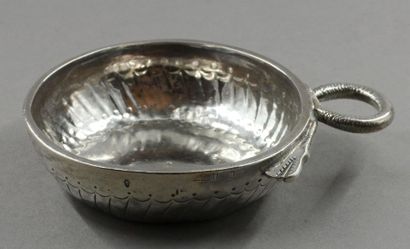 Tasse à vin en argent à décor de godrons...