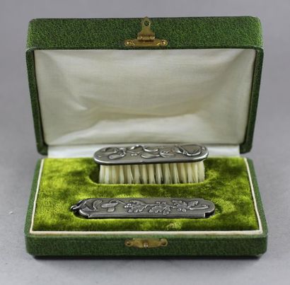 *Prudent QUITTE orfèvre
Nécessaire à moustache...