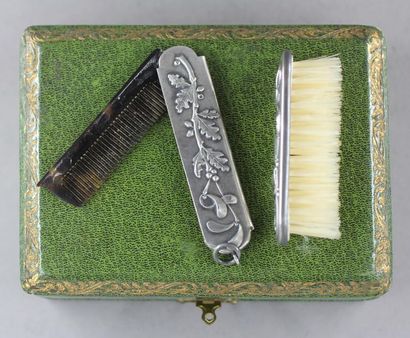 *Prudent QUITTE orfèvre
Nécessaire à moustache...
