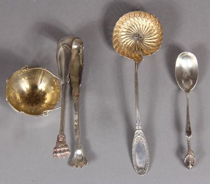 *Lot en argent 950°/°° :
- Pince à sucre...