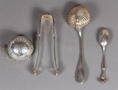 *Lot en argent 950°/°° :
- Pince à sucre...