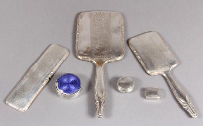 *Lot en argent :
- Boite ronde 950°/°° guillochée...