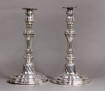 Paire de flambeaux et ses bobèches en argent...