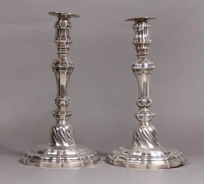 Paire de flambeaux et ses bobèches en argent...