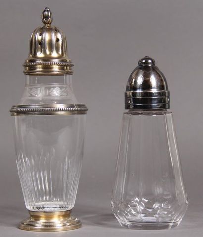 Lot :
- Saupoudreuse sur piédouche en verre...