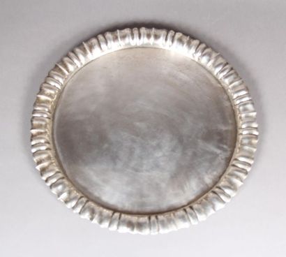 Plateau rond à bordure polylobée en argent...