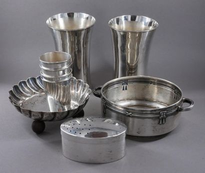 Lot en argent étranger :
- Deux gobelets...