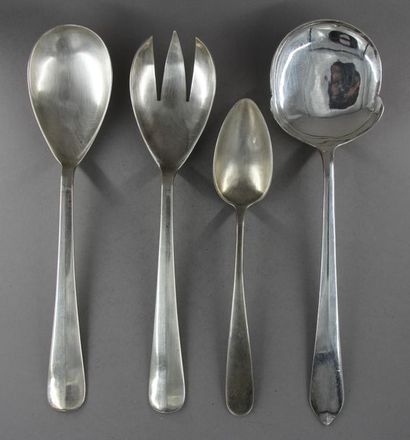 Lot de couverts dépareillés en argent :
-...