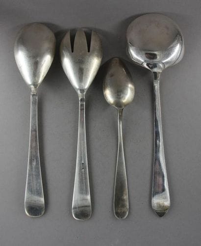 Lot de couverts dépareillés en argent :
-...