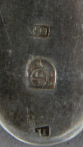 Lot de couverts dépareillés en argent :
-...