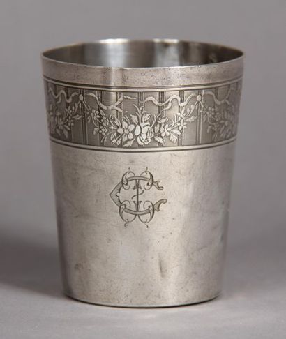 Timbale en argent 950°/°° à frise de fleurs,...