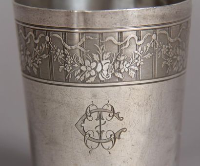Timbale en argent 950°/°° à frise de fleurs,...
