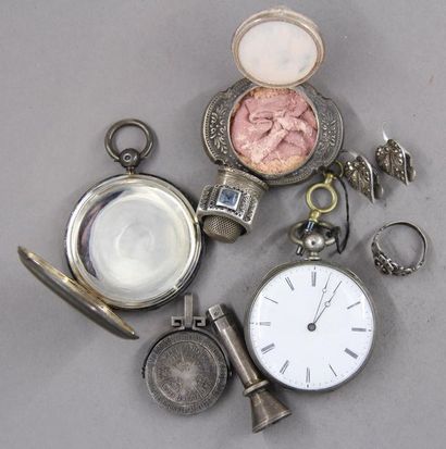 Lot en argent 800°/°° :
- boite ronde guillochée...