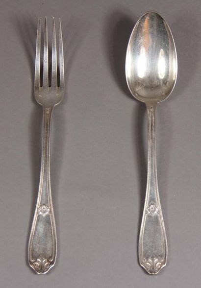 Dix couverts de table et deux cuillers de...