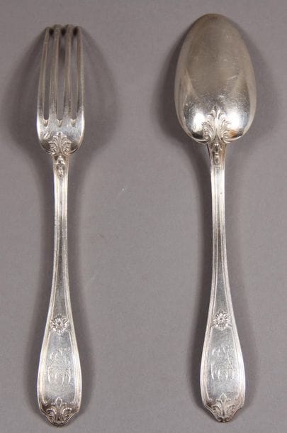 Dix couverts de table et deux cuillers de...