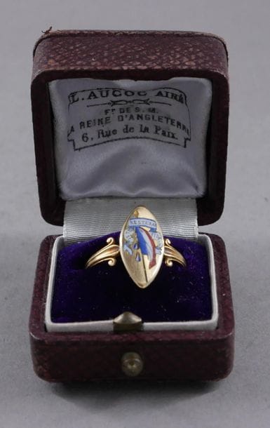 *Marquise ring in 18k yellow gold enamelled...