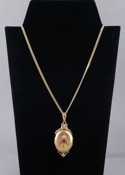 * 18k yellow gold necklace with oval pendant...