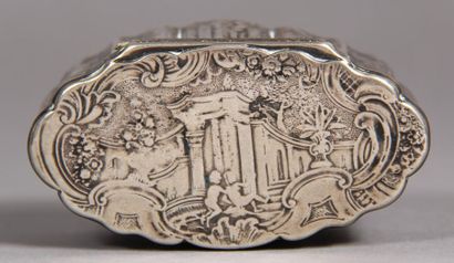 Boite ovale mouvementée en argent à décor...