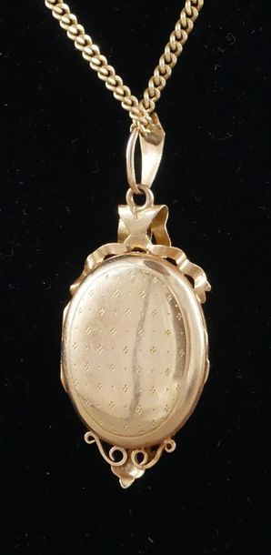 * 18k yellow gold necklace with oval pendant...