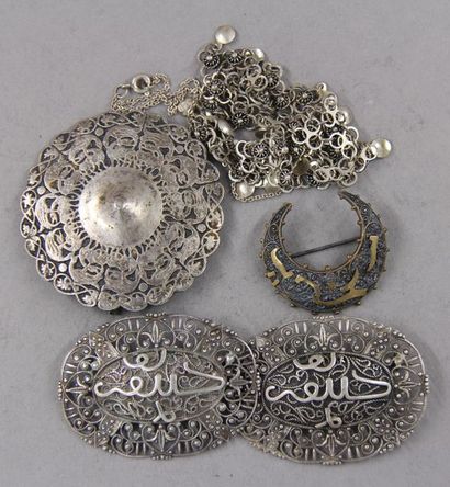Trois broches en argent étranger, une épingle...