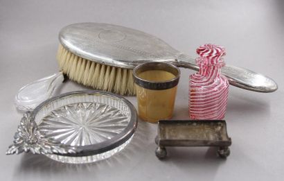 Lot :
- brosse à monture en argent 950°/°°,...