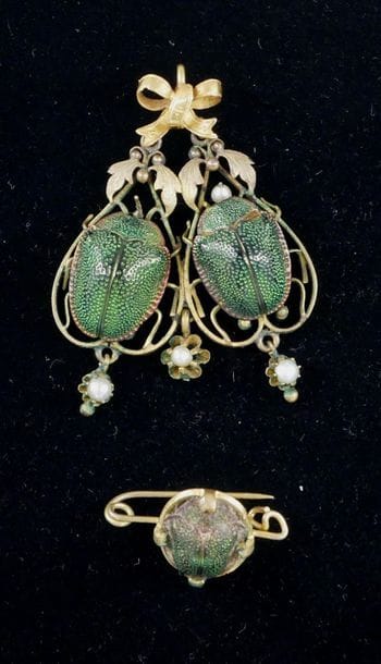 *18k yellow gold pendant set with two beetles,...