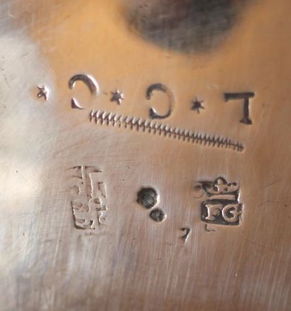 Verseuse tripode en argent, manche latérale...