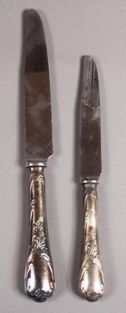 CHRISTOFLE
Douze couteaux de table (une lame...