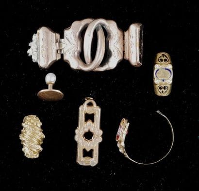 *Lot: 18k gold
scrap, gross weight: 3.1 g.
Debris...