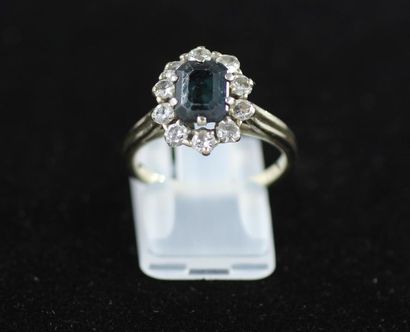 BAGUE « marguerite » en or gris (750 millièmes)...
