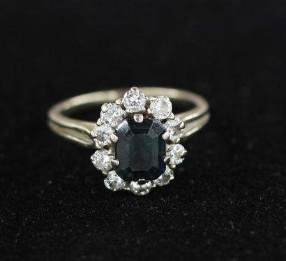 BAGUE « marguerite » en or gris (750 millièmes)...